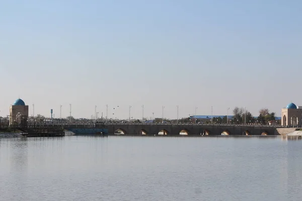 Orta Asya 'da bir nehir üzerinde köprü