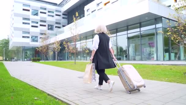 Portret Actieve Senior Zakenvrouw Toerist Wandelen Stedelijke Achtergrond Van Modern — Stockvideo