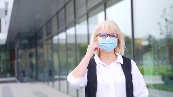 Πορτρέτο Senior 50S Συνταξιούχος Γυναίκα Μια Προστατευτική Ιατρική Μάσκα Ηλικιωμένη — Αρχείο Βίντεο
