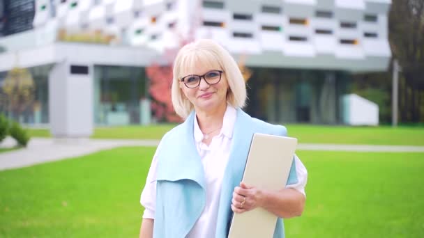 Primer Plano Retrato Seguro Atractivo Mujer Negocios Senior Con Ordenador — Vídeos de Stock