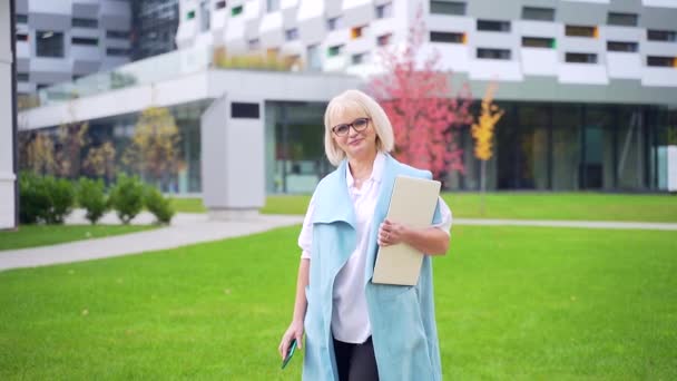 Nahaufnahme Porträt Selbstbewusste Attraktive Senior Geschäftsfrau Mit Laptop Und Telefon — Stockvideo