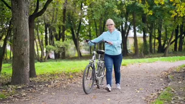 Šťastná Starší Žena Brýlích Ležérní Oblečení Procházky Parku Kolem Stará — Stock video