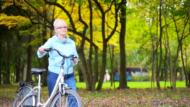 Счастливая Пожилая Женщина Очках Прогуливается Парку Велосипеде Старая Велосипедистка Ретро — стоковое видео
