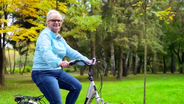 Feliz Mujer Mayor Monta Una Bicicleta Parque Disfruta Vida Una — Vídeos de Stock