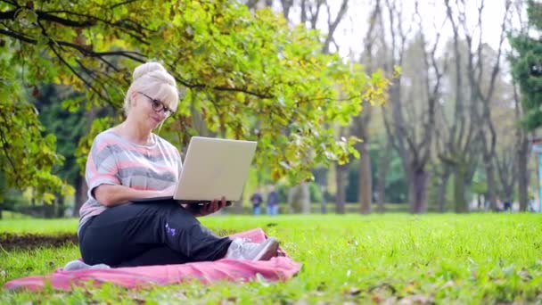 Portret Van Een Gelukkige Oudere Vrouw Het Park Het Gazon — Stockvideo