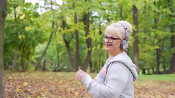 Retrato Mujer Mayor Activa Corriendo Por Callejón Parque Bosque Naturaleza — Vídeos de Stock
