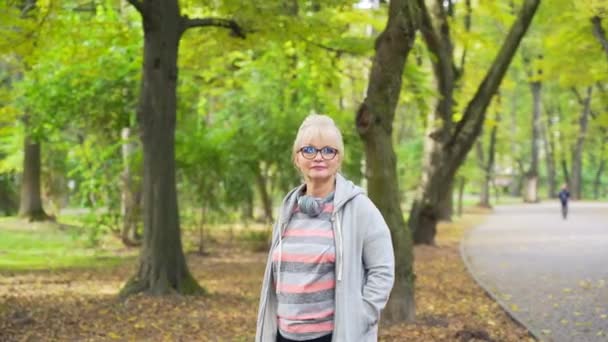 Senior Aktiv Kvinna Går Parken Eller Skogen Porträtt Gammal Eller — Stockvideo