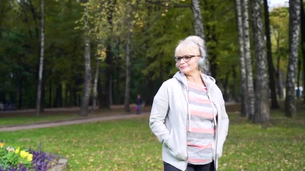 Senior Active Woman Walks Park Forest Poslouchá Hudbu Sluchátkách Portrét — Stock video