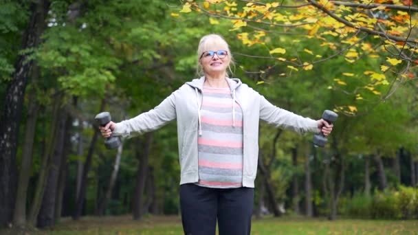 Senior Active Woman Doet Lichamelijke Oefeningen Het Park Bos Met — Stockvideo