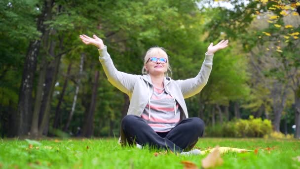 Retrato Mujer Jubilada Senior Haciendo Ejercicio Sobre Una Alfombra Césped — Vídeos de Stock