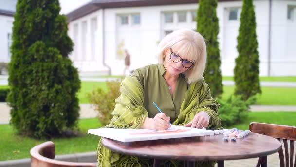 Femme Artiste Senior Peint Sur Terrasse Été Dans Journée Une — Video