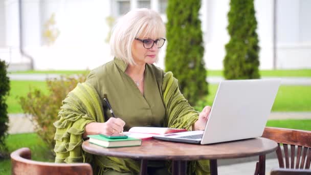 Senior Business Woman Sitting Outdoor Table Terrace Restaurante House Background — Vídeos de Stock