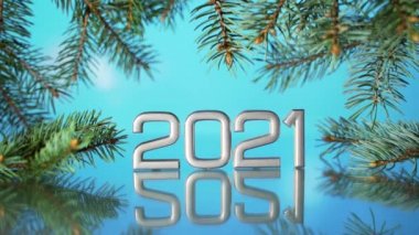 Kapatın. Yeni yıl rakamları 2021. Kar yağıyormuş. Kar yağıyor. Bir Noel ağacının dallarında ya da mavi bir arka planda çam ağacında. Makro gümüş yazıtlar. Tarih yansıtılıyor. metin için boşluk kopyala. 
