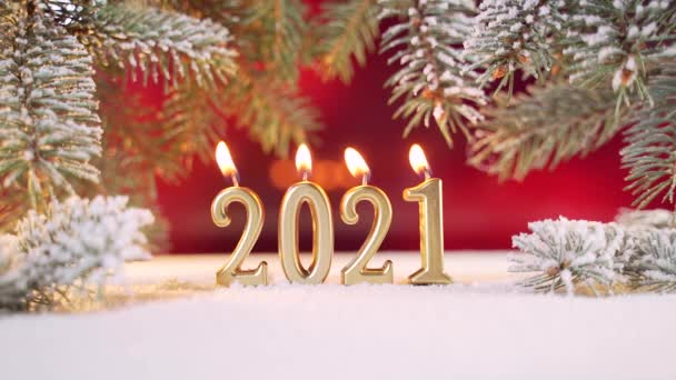 Близько Новорічні Золоті Свічки Горять 2021 Року Йде Сніг Сніг — стокове відео