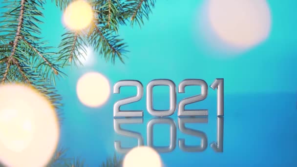 Zbliżenie Daty 2021 Niebieskim Tle Rozmyty Bokeh Girlandy Światła Gałązki — Wideo stockowe