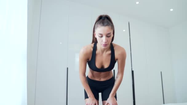 Närbild Ung Fitness Flicka Gör Yoga Övningar Vakuum För Buken — Stockvideo