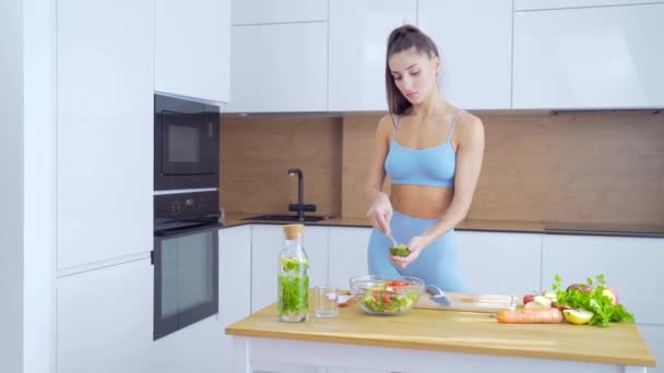 Portrait Jeune Femme Tenue Sport Préparant Des Aliments Sains Dans — Video