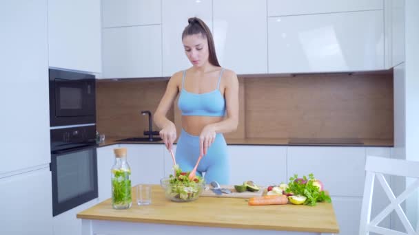 Retrato Joven Mujer Fitness Ropa Deportiva Preparando Comida Saludable Cocina — Vídeo de stock