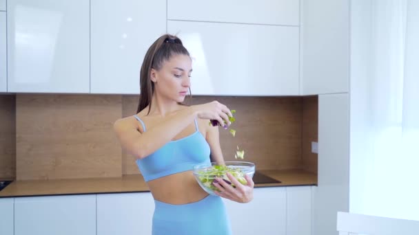 Retrato Chica Fitness Deportiva Ropa Deportiva Preparando Una Dieta Saludable — Vídeo de stock