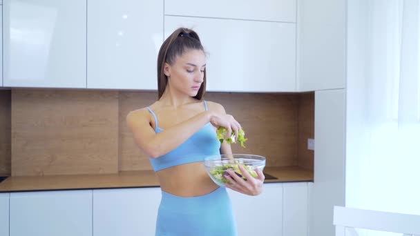 Portré Sportos Fitness Lány Sportruházat Elkészítése Egészséges Étrend Illik Élelmiszer — Stock videók
