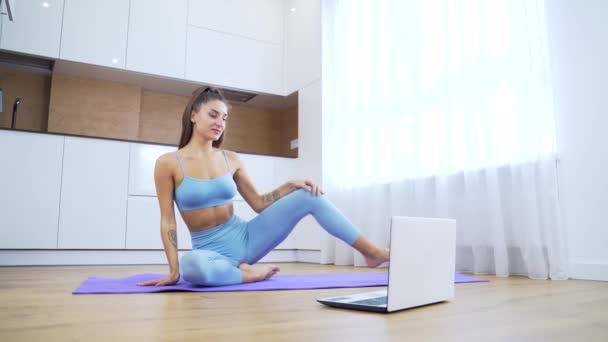 Giovane Donna Attraente Sport Fitness Fare Esercizi Yoga Tappetino Utilizzando — Video Stock