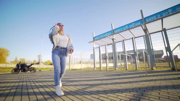 Stilig Ung Kvinne Som Går Gata Urban Bakgrunn Hipster Jente – stockvideo