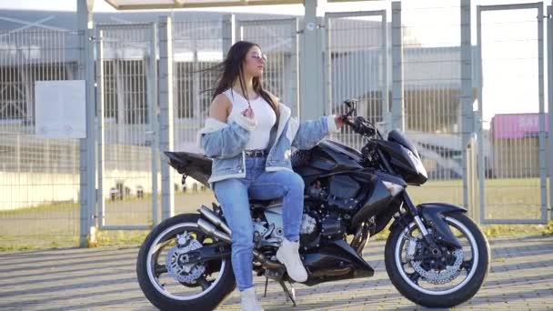 Портрет Привабливої Молодої Дорослої Стильної Дівчини Сидить Спортивному Мотоциклі Сексуальна — стокове відео