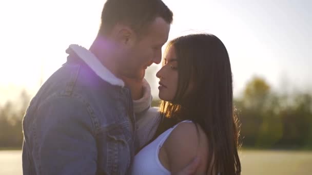 Sylwetka Bliska Młodej Zakochanej Pary Całującej Się Przytulającej Ulicy Zachodzie — Wideo stockowe
