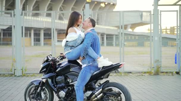 Glückliches Junges Paar Von Reisenden Die Sich Auf Einem Sportmotorrad — Stockvideo