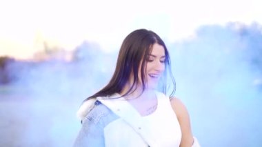 Sevgi dolu bir çift, şehrin arka planında motosikletli şık bir adamın elinde sis bombası tutan neşeli, genç, mutlu, hippi bir kız hisseder. Özgürlük, aşk ve yaşam tarzı.