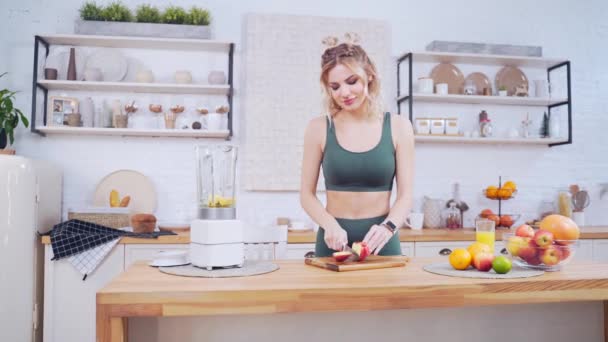 Portrait Young Sporty Fitness Woman Slicing Apple Fruit Healthy Smoothie — Vídeo de Stock