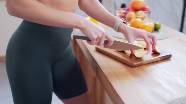 Zamknij Się Kobieta Ręce Wyciąć Owoce Nożem Stole Deski Kuchni — Wideo stockowe
