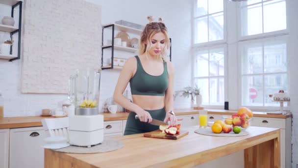 Portrait Young Sporty Fitness Woman Slicing Apple Fruit Healthy Smoothie — Vídeo de Stock