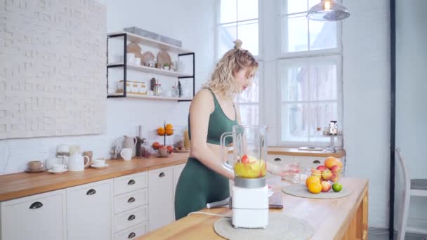 Retrato Una Joven Mujer Fitness Mezclando Batido Frutas Una Licuadora — Vídeos de Stock