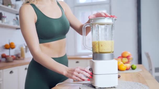 Close Portret Jonge Fitness Vrouw Handen Mengen Fruit Smoothie Glas — Stockvideo