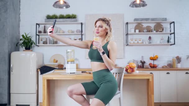 Fitness Mujer Joven Posando Para Foto Con Vaso Jugo Frutas — Vídeos de Stock