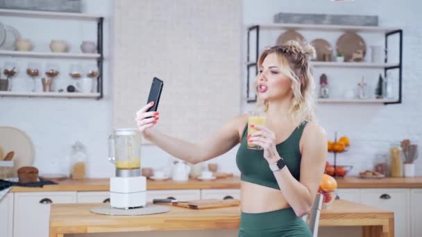 Fitness Junge Frau Posiert Für Foto Mit Glas Frischem Gemüsesaft — Stockvideo