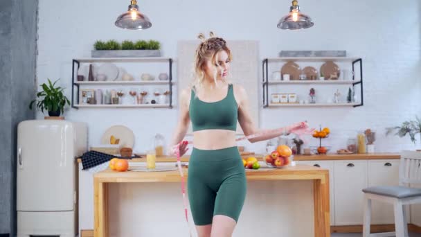 Portrait Jeune Femme Fitness Avec Une Silhouette Élancée Une Taille — Video