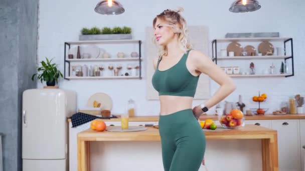 Portrait Jeune Femme Fitness Avec Une Silhouette Élancée Une Taille — Video