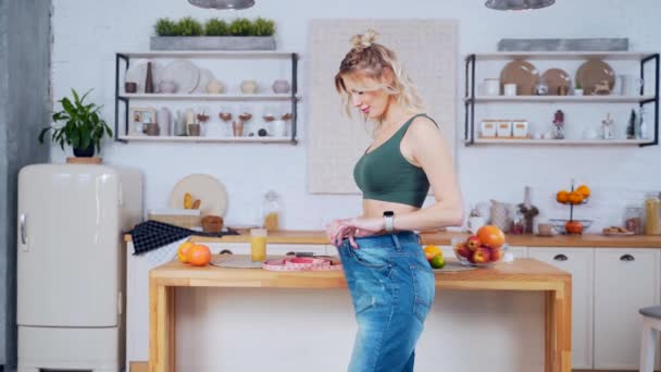 Close Retrato Jovem Mulher Fitness Com Uma Cintura Fina Figura — Vídeo de Stock