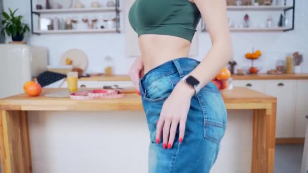 Ritratto Ravvicinato Giovane Donna Fitness Con Una Figura Snella Vita — Video Stock