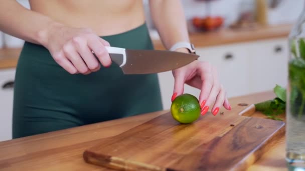 Großaufnahme Weibliche Hände Schneiden Obst Mit Einem Messer Auf Einem — Stockvideo