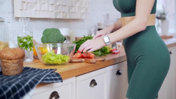 나무로 야채를 매력적 여성이 있습니다 부엌에서 요리를 있어요 건강에 샐러드를 — 비디오