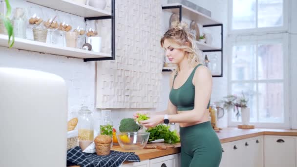 Retrato Jovem Mulher Fitness Sportswear Preparar Comida Saudável Cozinha Cozinhe — Vídeo de Stock