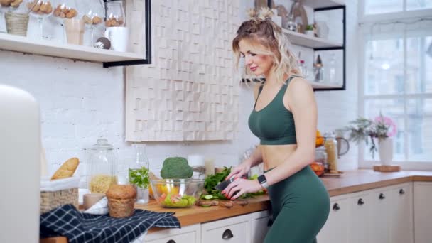 Portret Van Een Jonge Fitnessvrouw Sportkleding Die Gezond Eten Bereidt — Stockvideo