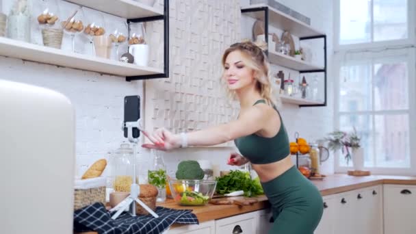 Chica Blogger Lidera Curso Línea Sobre Alimentación Saludable Hablando Delante — Vídeos de Stock