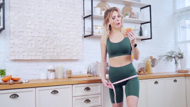 Portret Van Een Jonge Sportieve Fitnessvrouw Meet Haar Middel Eet — Stockvideo