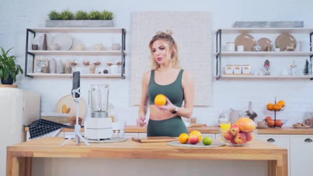 Jovem Treinador Treinador Fitness Menina Registros Vídeo Line Sobre Alimentação — Vídeo de Stock