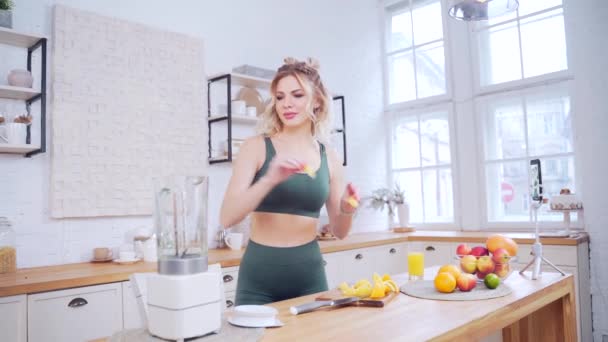 Atletische Jonge Volwassen Vrouw Fitness Coach Blogger Vertelt Online Dieet — Stockvideo