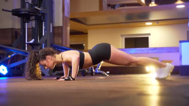 Jeune Femme Fitness Attrayante Effectue Push Ups Partir Sol Dans — Video